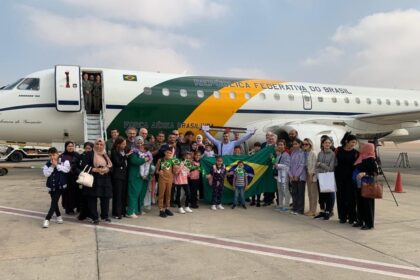 brasileiros-repatriados-em-gaza-deixam-egito-e-decolam-rumo-a-brasilia