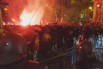 manifestantes-confrontam-a-policia-em-protesto-contra-anistia-a-separatistas-catalaes